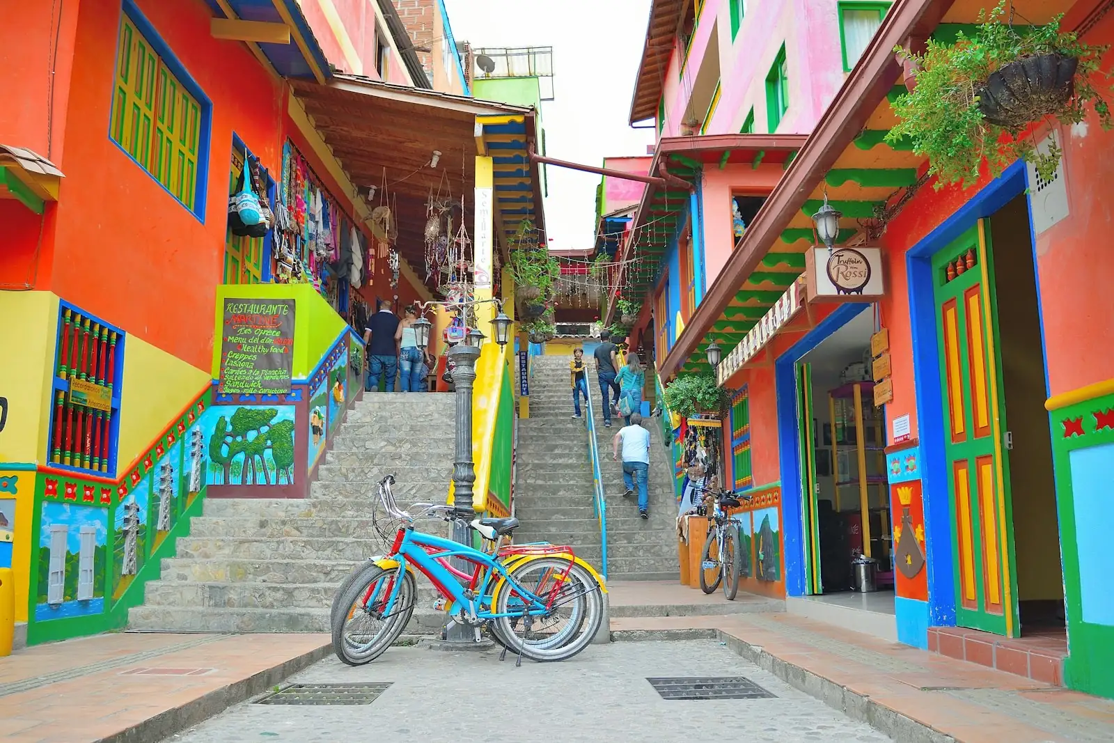 Calle con fachadas de colores y zócalos en Guatapé